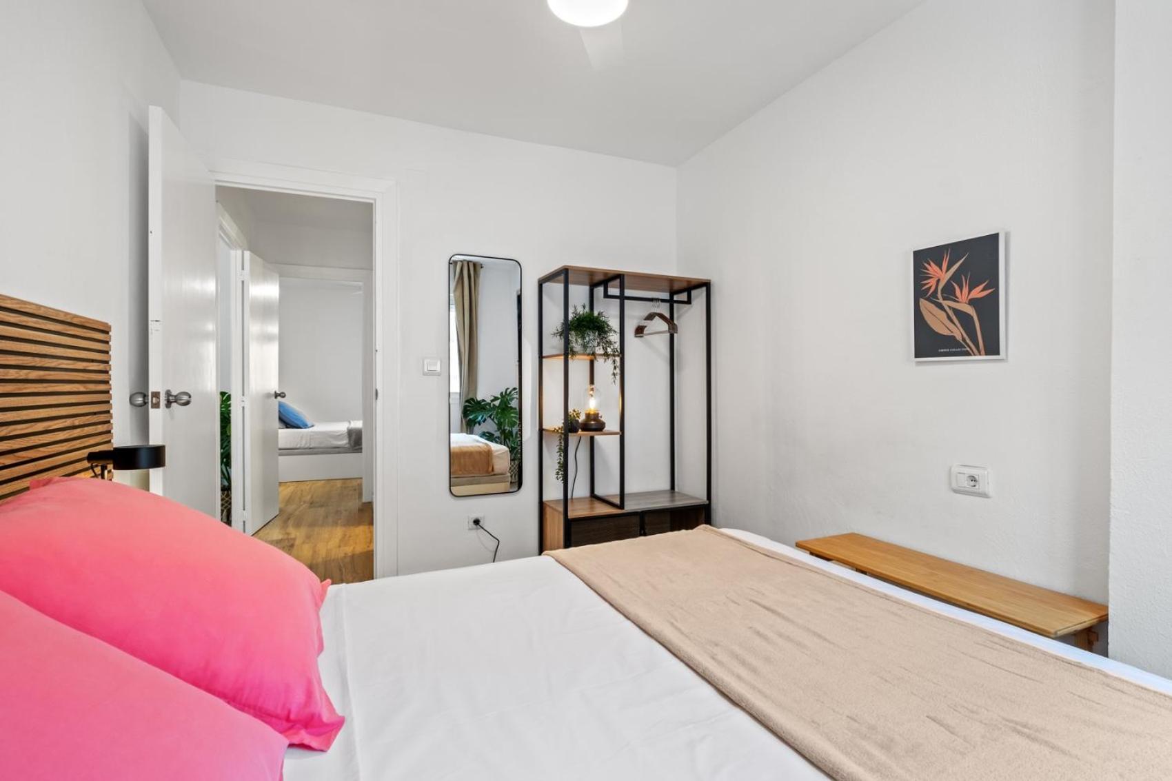 3 Dormitorios, 2 Banos Y Balcon * Malaga